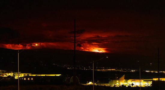 Pasaulē lielākais vulkāns pirmo reizi 38 gadu laikā atkal spļauj lavu