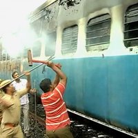 Pūlī ietriecies vilciens Indijā nogalina 37 cilvēkus