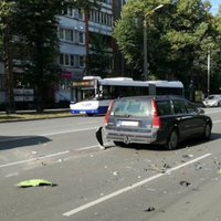 Foto: Taksometra šoferis Rīgā iemieg pie stūres un izraisa avāriju