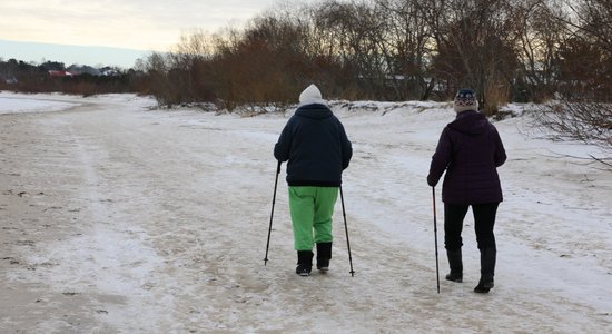 'Atbalsts idejai aug' – par krīzes laika piemaksām pensijām iestājas arī JKP un ZZS