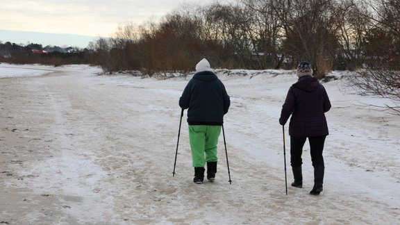 pensionāri; seniori, ziema; pastaiga