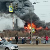 ФОТО: В Санкт-Петербурге горят 4000 квадратных метров, погиб пожарный