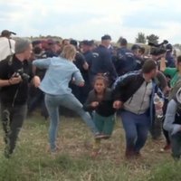 Video: Bēdīgi slavenā ungāru operatore iespārdījusi arī migrantu meiteni