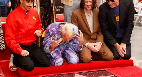 'Red Hot Chili Peppers' izdod jaunu albumu un tiek pie zvaigznes Slavas alejā