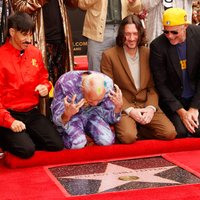 'Red Hot Chili Peppers' izdod jaunu albumu un tiek pie zvaigznes Slavas alejā