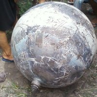 ФОТО: На вьетнамскую деревню с неба свалились три странных металлических шара