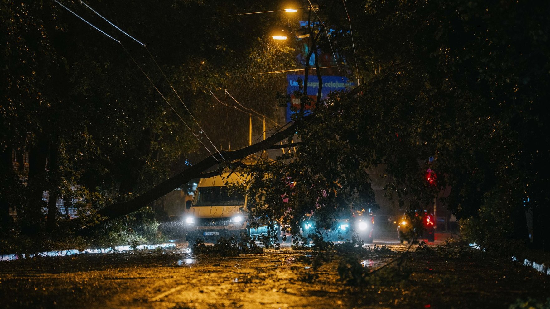 Svētdienas vakarā bez elektrības vēl 114 000 mājsaimniecību (plkst.22.10)