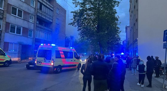 ВИДЕО: 11 автоцистерн и свыше 35 пожарных — в центре Риги горит двухэтажное здание