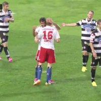 Video: Rudņevs HSV pārbaudes spēlē ar neveiklu sitienu gūst vārtus