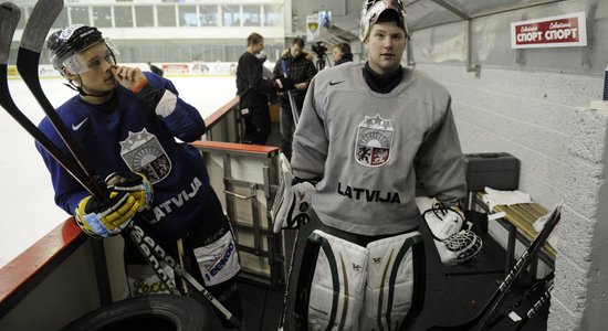 Bārtulis nepiedalīsies Latvijas hokeja izlases spēlē ar Franciju, vārtus sargās Raitums