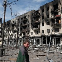 Mariupolē nogalināti vairāk nekā 10 000 cilvēku, ziņo pilsētas mērs