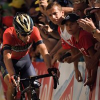 Nibali pēc sadursmes ar policijas motociklu izstājas no 'Tour de France' velobrauciena