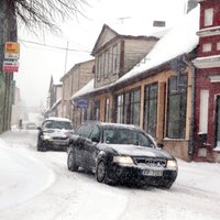 Uz ceļiem sniegs un apledojums – braukšana apgrūtināta lielā daļā valsts teritorijas