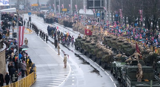 ФОТО: Военный парад на набережной посетило несколько тысяч человек