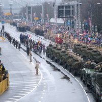 ФОТО: Военный парад на набережной посетило несколько тысяч человек