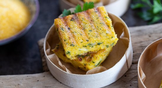 Grilēta polenta ar zaļumiem