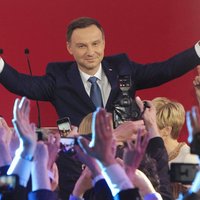 Aptaujas: Polijas prezidenta vēlēšanās uzvarējis Andžejs Duda