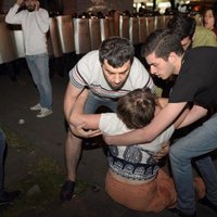 Erevānā turpinās ķīlnieku krīze; sadursmēs ar policiju vairāki ievainotie