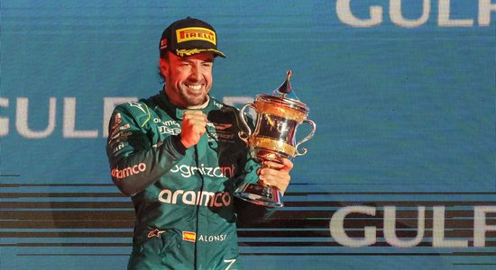 Alonso dara galu spekulācijām un panāk jaunu vienošanos ar 'Aston Martin'