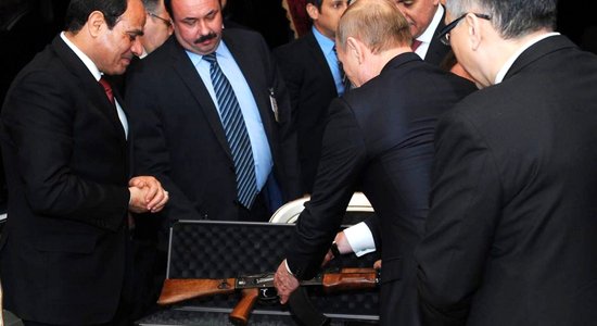 Putins viesojas pie Sisi, uzdāvina 'kalašņikovu'