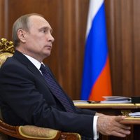'Vai uzskati, ka ticam šim cirkam?' – pilsoņi Putinam uzdod netīkamus jautājumus