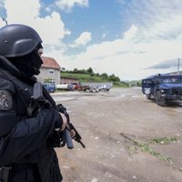 ANO pieprasa atbrīvot divus policijas operācijā Kosovā ievainotos darbiniekus