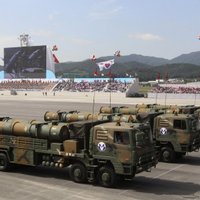 Dienvidkoreja demonstrē šaušanai uz Ziemeļkoreju radītas raķetes
