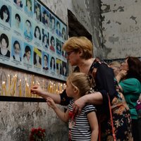 Par uzrakstu 'Putins – Beslanas bende' soda nogalināto bērnu mātes