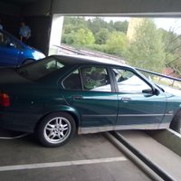 BMW решил "выйти в окно" на стоянке в т/ц Alfa (видео)
