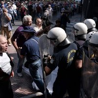Grieķijas policija izmanto piparu gāzi pret protestējošiem pensionāriem