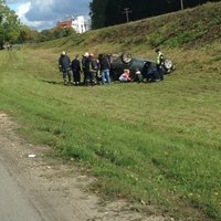 Siguldā avarējušā BMW vadītājs braucis lielā reibumā un bez tiesībām