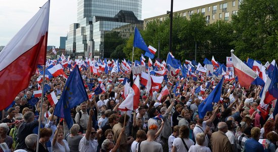 Polija piemin pirmās daļēji brīvās vēlēšanas pēc komunistu diktatūras