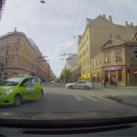 Video: Rīgas centrā trīs autovadītāju pārgalvība noslēdzas ar sadursmi