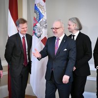 Levits ar 'Swedbank' prezidentu pārrunā cīņu pret finanšu noziegumiem