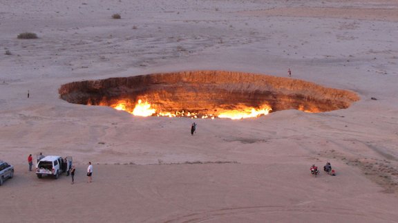 Turkmenistāna pamazām ver ciet savus liesmojošos "vārtus uz elli"