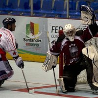 Latvijas komandai hokejā uz skrituļslidām vēl viena graujoša uzvara