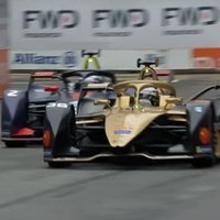 Formulu čempionāti: 'Formula E' posmā skandalozs finišs; 'IndyCar' uzvarētājs noskaidrojas boksos