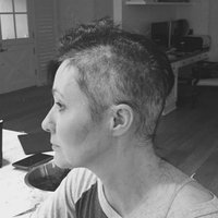 Foto: Ar vēzi slimā seriāla 'Beverlihilsa' zvaigzne noskuj matus