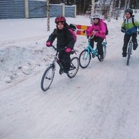 Somijā bērni uz skolu brauc ar divriteņiem pat - 17 grādos