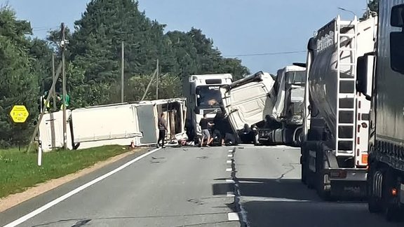 Pie Salacgrīvas notikusi divu kravas auto sadursme; satiksme daļēji bloķēta