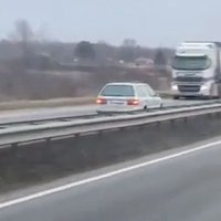 Video: Ogres virzienā VW brauc pa šosejas pretējās satiksmes joslu