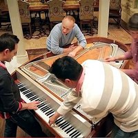 Interneta hits: Pianistu pulciņš spēlē Ziemassvētku dziesmu