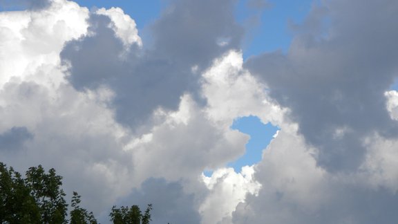 Sestdien debesis aizklās mākoņi