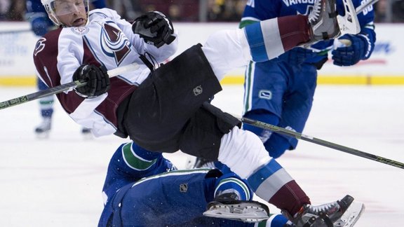 Colorado Jack Skille, Canucks Nikita Tryamkin 