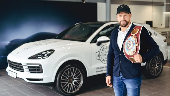 Mairis Briedis un 'Porsche Cayenne Coupe'