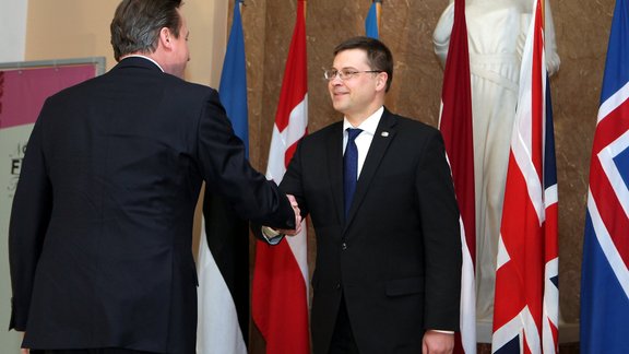 Dombrovskis tiekas ar Deividu Kameronu - 3