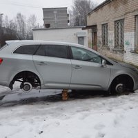 Foto: Ķengaragā automašīnai nozog 'ziemas zābakus'