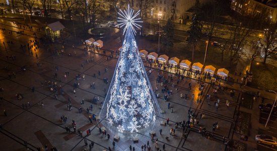 ФОТО. В Вильнюсе опять создали самую невероятную елку с 96 разными снежинками