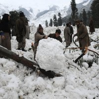 Sniega lavīnās Kašmirā iet bojā 16 Indijas karavīru