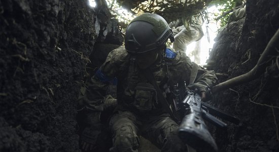 Pēdējās nedēļās Ukrainā priekšroka bijusi spēkiem aizsardzības pozīcijās, raksta Lielbritānija
